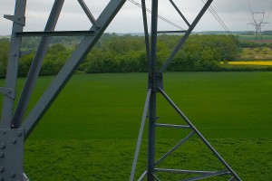 inspection aérienne par drone d'un pylône (détail)