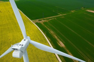 photo aérienne d'une éolienne pour inspection par drone