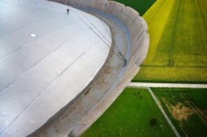 photo aérienne par drone du toit d'un château d'eau (Eure, Normandie)