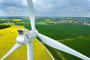 photo aérienne d'une éolienne