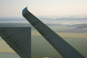 photo aérienne : contrôle d'une pale d'éolienne par drone